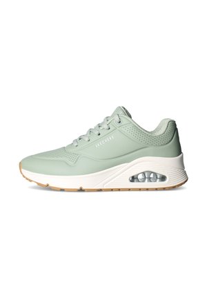 Sneaker Skechers verde chiaro con suola bianca, cuscinetto d'aria visibile, dettagli perforati e lacci, mostrata di profilo su sfondo bianco.