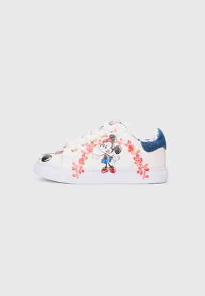 Zapatillas blancas con un gráfico de un personaje de dibujos animados rodeado de diseños florales rojos. Detalles en denim azul en el talón y cierre de cordones.