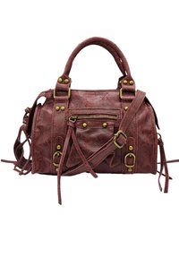 Sac à main en simili cuir rouge foncé avec quincaillerie dorée, poche avant zippée, deux poignées et une bandoulière amovible. Présente des accents à franges.