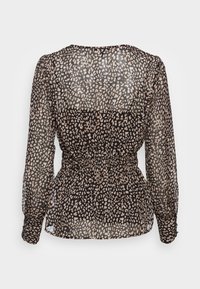 Gennemsigtig sort bluse med et spredt beige dyreprint, lange ærmer og samlet talje. Har en rund halsudskæring og en gennemsigtig tekstur.