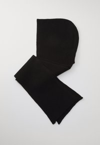 Capuz estilo balaclava em malha canelada preta, disposto plano sobre um fundo branco, mostrando cobertura total para a cabeça e o pescoço.