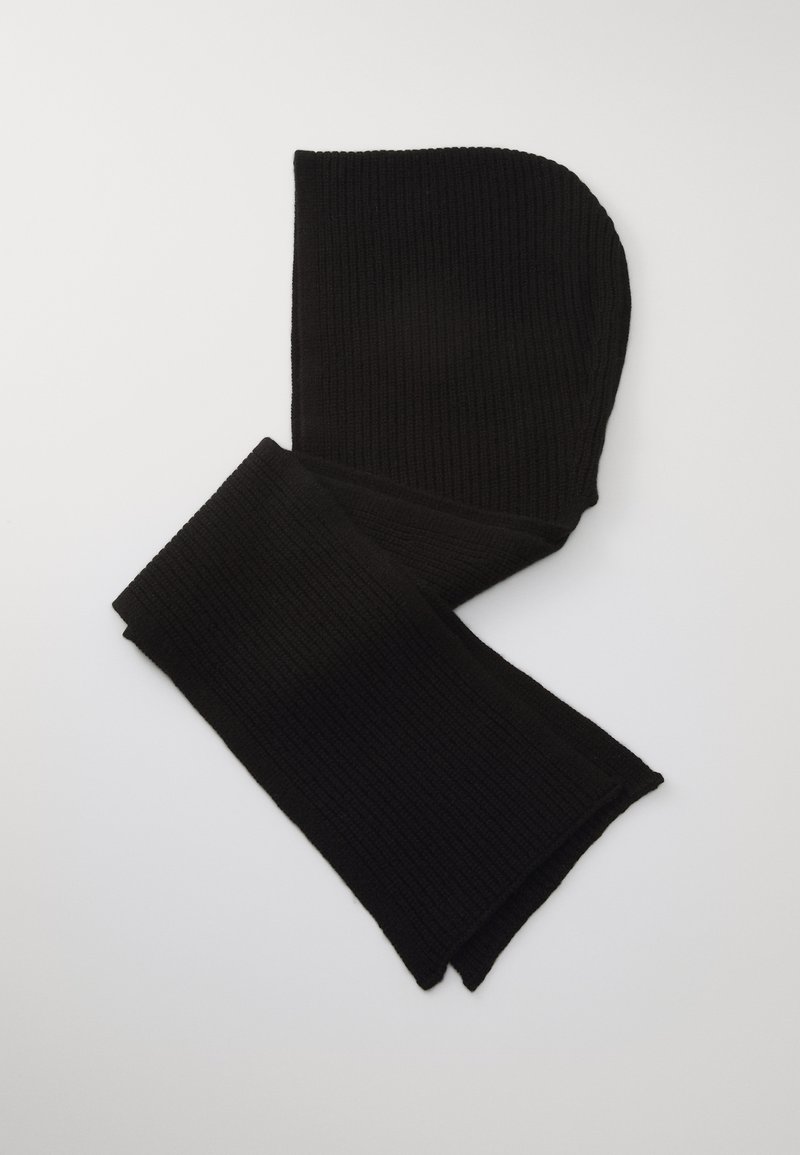 Capuz estilo balaclava em malha canelada preta, disposto plano sobre um fundo branco, mostrando cobertura total para a cabeça e o pescoço.