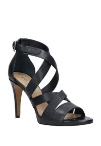 Černé sandály na vysokém podpatku s kříženými pásky, texturovaným tkaným akcentem a elegantním vzhledem. Mají sponu a otevřenou špičku.