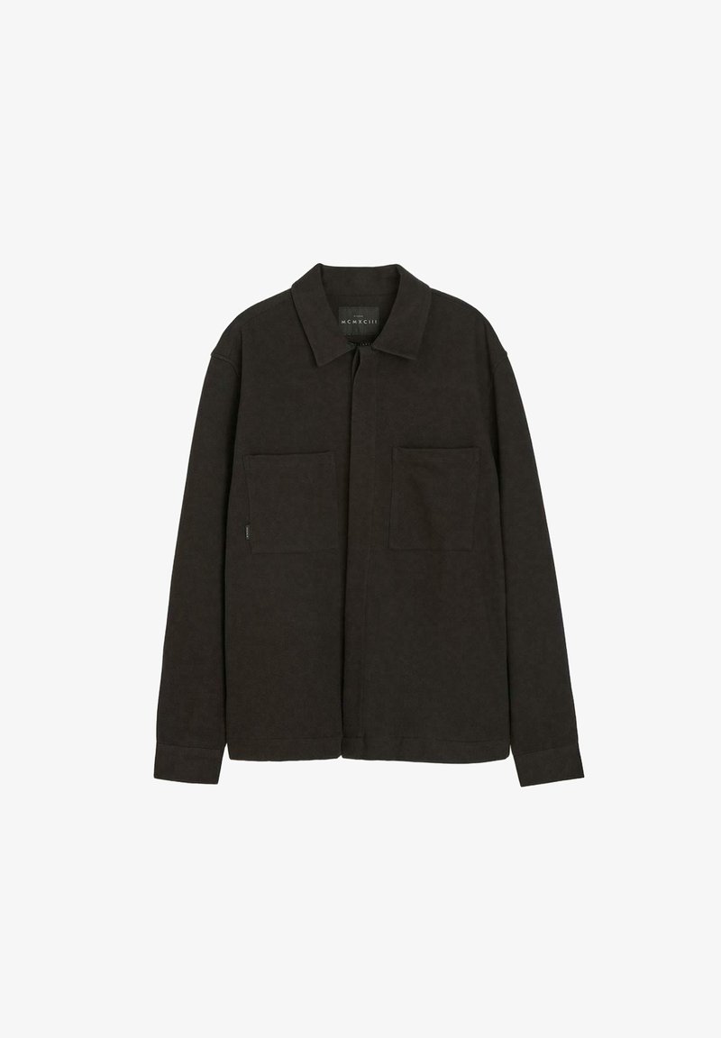 Ciemnobrązowa, teksturowana kurtka koszulowa z kołnierzykiem. Posiada dwie naszywane kieszenie z przodu i długie rękawy. Klasyczny, luźny krój.