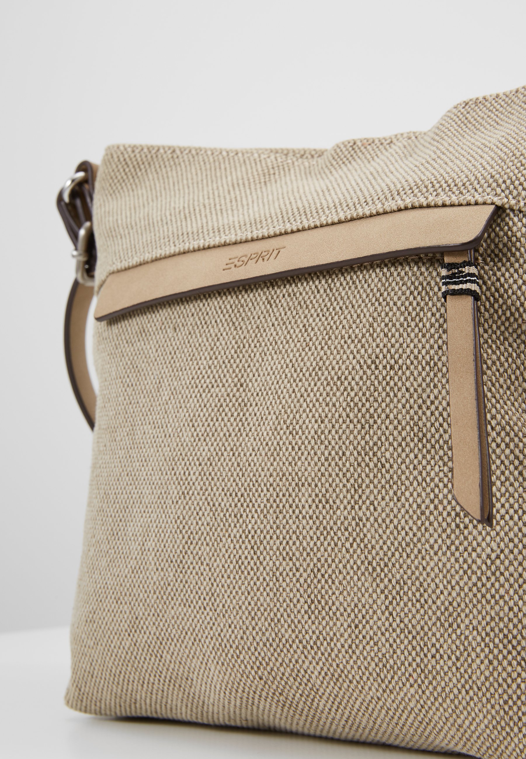Esprit CARA SHOULDBAG Axelremsväska khaki beige Zalando.se Esprit CARA SHOULDBAG Axelremsväska khaki beige Zalando.se