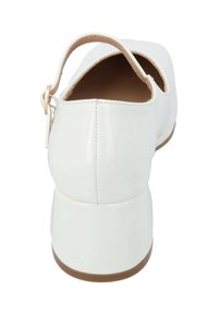 Scarpa in pelle verniciata bianca con punta arrotondata e tacco basso e spesso. Presenta una f strap fissata da una fibbia color oro. Superficie liscia.