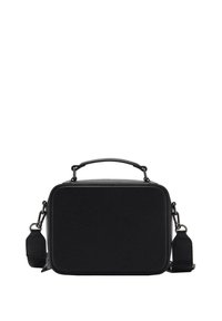 Sort rektangulær crossbody taske lavet af tekstureret materiale, med en top håndtag, justerbar strop og minimale hardware-detaljer.