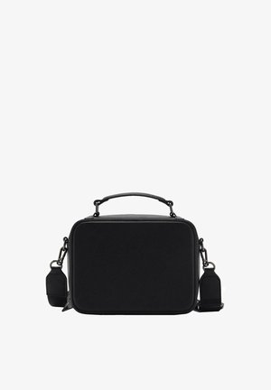 Borsa a tracolla rettangolare nera realizzata in materiale testurizzato, caratterizzata da una maniglia superiore, una tracolla regolabile e minimi dettagli hardware.