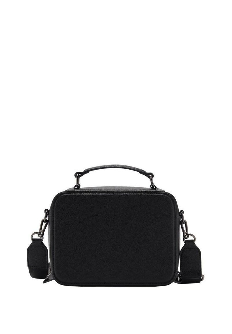 Sort rektangulær crossbody taske lavet af tekstureret materiale, med en top håndtag, justerbar strop og minimale hardware-detaljer.