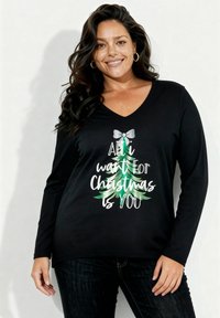 Czarny, długi rękaw, koszulka z dekoltem w serek z grafiką zielonej choinki i napisem "Wszystko, czego pragnę na święta, to Ty."