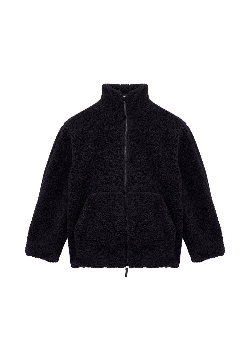 Czarna polarowa kurtka z wysokim kołnierzem, zamkiem z przodu i dwiema dużymi kieszeniami. Miękka tekstura i luźny krój. Brak widocznych wzorów lub akcentów.
