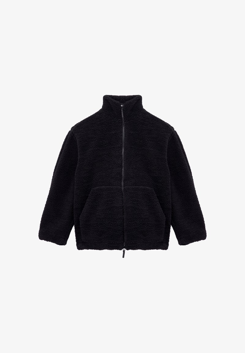 Czarna polarowa kurtka z wysokim kołnierzem, zamkiem z przodu i dwiema dużymi kieszeniami. Miękka tekstura i luźny krój. Brak widocznych wzorów lub akcentów.