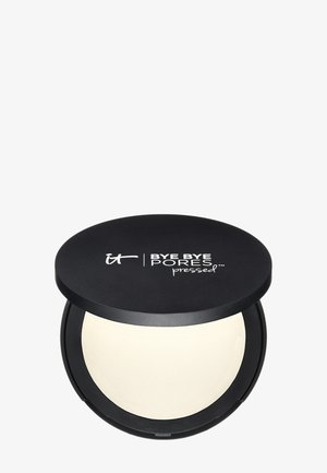Schwarze kompakte Dose mit weißem, gepresstem Gesichtspuder mit der Aufschrift "Bye Bye Pores Pressed" von It Cosmetics vor weißem Hintergrund.