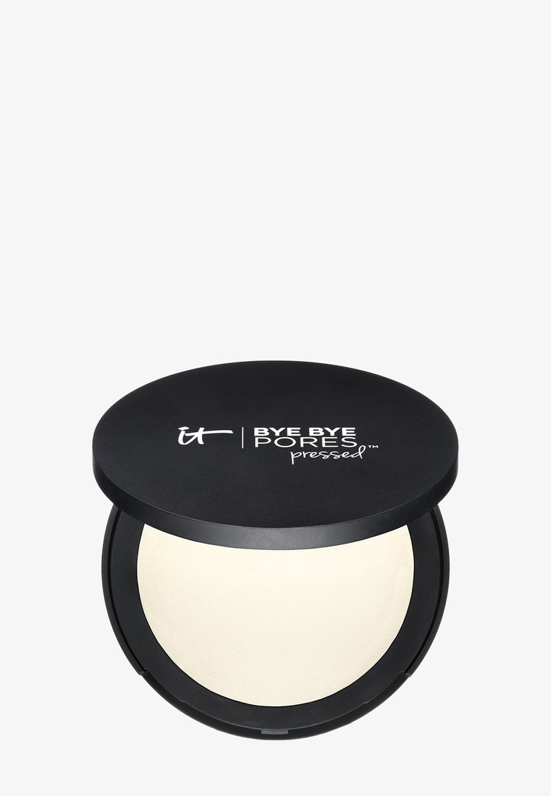 Svart kompakt etui med hvitt presset pudder merket "Bye Bye Pores Pressed" fra It Cosmetics på hvit bakgrunn.