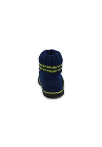 Gestrickter navyblauer Stiefel mit einem gerippten Bündchen, ausgestattet mit zwei grünen Streifen, einer strukturierten Oberfläche und einer dunklen Gummisohle für Trittfestigkeit.