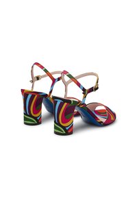 Sandali con tacco alto colorati, realizzati in tessuto stampato, con cinturini multicolori, punta aperta e tacco spesso.