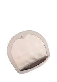 Beige ronde leren muntenportemonnee open, met een lichte stofinterieur waarop een herhalend merknamemotief staat en een drukknoopsluiting.