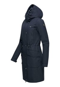 Mörkblå vattentät parka med huva, framknäppning med knappar, justerbar dragsko i midjan och två stora framfickor. Texturerat foder synligt.