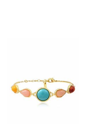 Bracelet chaîne en or avec une grande pierre turquoise ronde, deux pierres roses en forme de goutte, une pierre ronde orange et une pierre ronde rouge.