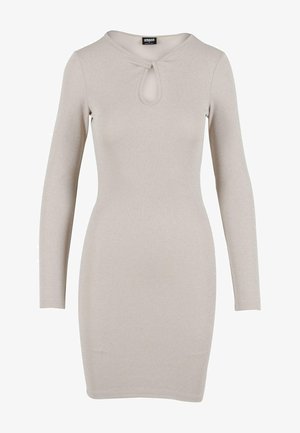 Beige jurk met lange mouwen en een aansluitende silhouet, met een sleutelgat halslijn en een gladde, textuurstof.