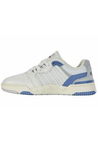 Scarpa da ginnastica bianca e azzurro chiaro realizzata in pelle e materiale a rete, con una suola texturizzata e dettagli a righe.