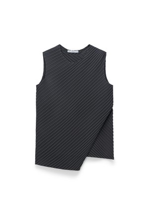 Top nero senza maniche con texture plissettata diagonale, caratterizzato da scollo a V e orlo asimmetrico. Tessuto liscio con design strutturato.