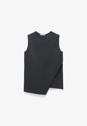 Top nero senza maniche con texture plissettata diagonale, caratterizzato da scollo a V e orlo asimmetrico. Tessuto liscio con design strutturato.