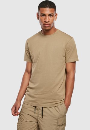 Tan kortef T-shirt met een gladde stof en ronde halslijn. Heeft een eenvoudig design en is gecombineerd met lichte cargoshorts.