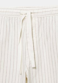 Biele ľanové nohavice s tenkými zvislými hnedými pruhmi a elastickým pásom s látkovou šnúrkou na zaväzovanie.