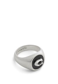 Silvring med rundad design, med en svart mitt och en texturerad silveraccent. Graverad med "COACH" på den inre bandet.
