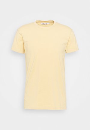 Schlichtes Herren-T-Shirt mit kurzen Ärmeln und Rundhalsausschnitt in hellem Pastellgelb, auf weißem Hintergrund dargestellt.