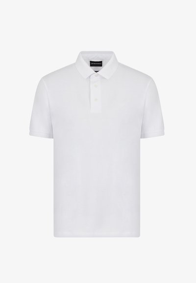 Vit pikétröja i bomull med klassisk krage, treknappsstängning, korta ärmar och diskret logobroderi på bröstet.