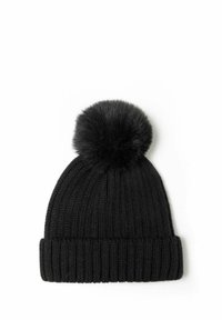 Căciulă tricotată neagră, cu textură ribbed și un pom-pom mare negru în vârf. Are o potrivire strânsă, dintr-un material gros.