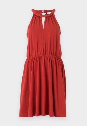 Punane ilma varrukateta kleit, millel on punutud kaelus, auk käimas ja kogutud vöökoht, ning see sisaldab lahtist ja voogavat seelikut ning pehmet kangast tekstuuri.