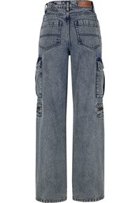 Dark blue wide-leg cargo jeans made of denim, featuring two side pockets and a leather patch on the back waistband. Textured finish.