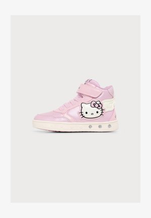 Ružová detská vysoká teniska s motívom Hello Kitty a krídlami na boku, suchým zipsom a bielou podrážkou so zabudovanými svetlami.