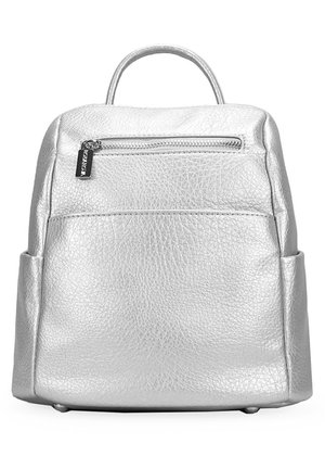 Mochila de cuero plateada con un acabado texturizado, que cuenta con un bolsillo delantero con cremallera y bolsillos laterales, asa superior redondeada y base plana.