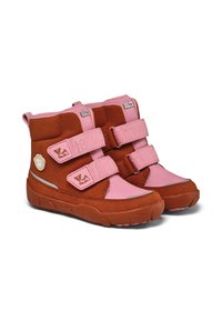 Bruine en roze waterdichte laarzen met klittenbandsluitingen, een ronde neus en textuurmaterialen. Kenmerken zijn een logo-opdruk en reflecterende zilveren accenten.