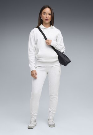 Puma, ESSENTIALS ELEVATED HOODIE - Felpa con cappuccio - white glow heather