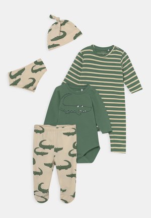 NBMMATHIAS SET - Trousers - dark ivy