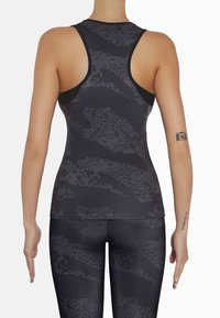 Czarny sportowy top na ramiączkach w stylu racerback, z teksturowanym, abstrakcyjnym wzorem w ciemniejszych odcieniach. Materiał wydaje się elastyczny i gładki.