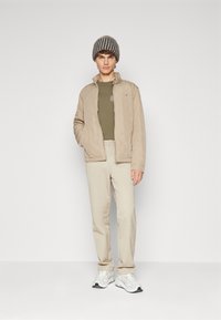GANT QUILTED WINDCHEATER - Jachetă subțire - cold beige