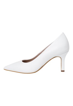 Escarpin blanc à talon haut avec un bout pointu, tige synthétique lisse et talon stiletto de 7,5 cm. Présente un design ajouré sur les côtés.