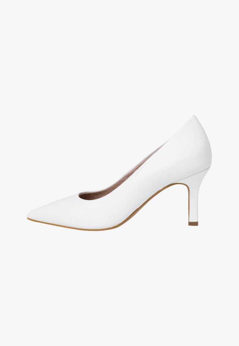 Escarpin blanc à talon haut avec un bout pointu, tige synthétique lisse et talon stiletto de 7,5 cm. Présente un design ajouré sur les côtés.