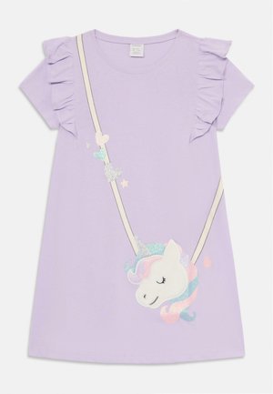 Lavendfarbenes Kurzarmkleid mit Rüschensleeves. Verfügt über eine Einhorn-Applikation und einen dekorativen Träger mit pastellfarbenen Herzen und Glitzerakzenten.
