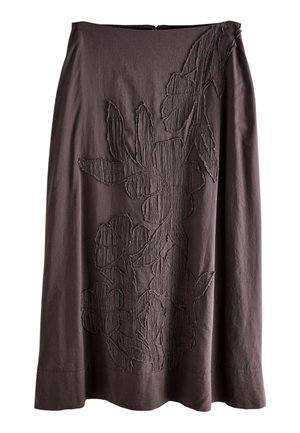 Dunkelbrauner Midirock mit strukturiertem Blumenapplikationsdesign, das diagonal von oben rechts nach unten links verläuft.
