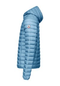 Veste rembourrée bleu clair avec capuche, présentant un matelassage horizontal, une patch logo sur la manche gauche et une texture lisse.