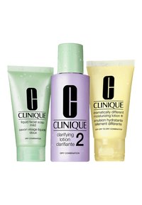 Tre Clinique hudvårdsprodukter: en grön tub med flytande ansikts-tvål, en lila flaska med klargörande lotion och en gul tub med återfuktande lotion.