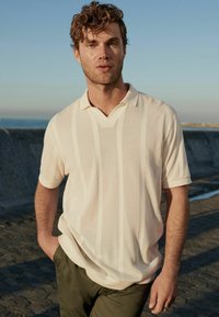 Next CUBAN COLLAR TEXTURED SHORT SLEEVE - REGULAR FIT - Piké - ecru