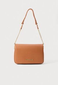 Καφέ δερμάτινη τσάντα ώμου Love Moschino με χρυσή αλυσίδα και ρυθμιζόμενο δερμάτινο λουρί σε λευκό φόντο.